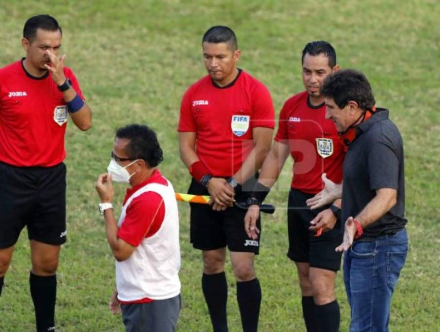 Héctor Vargas al final del partido se fue en busca de los árbitros para reclamarle, sobre todo a Héctor Rodríguez.