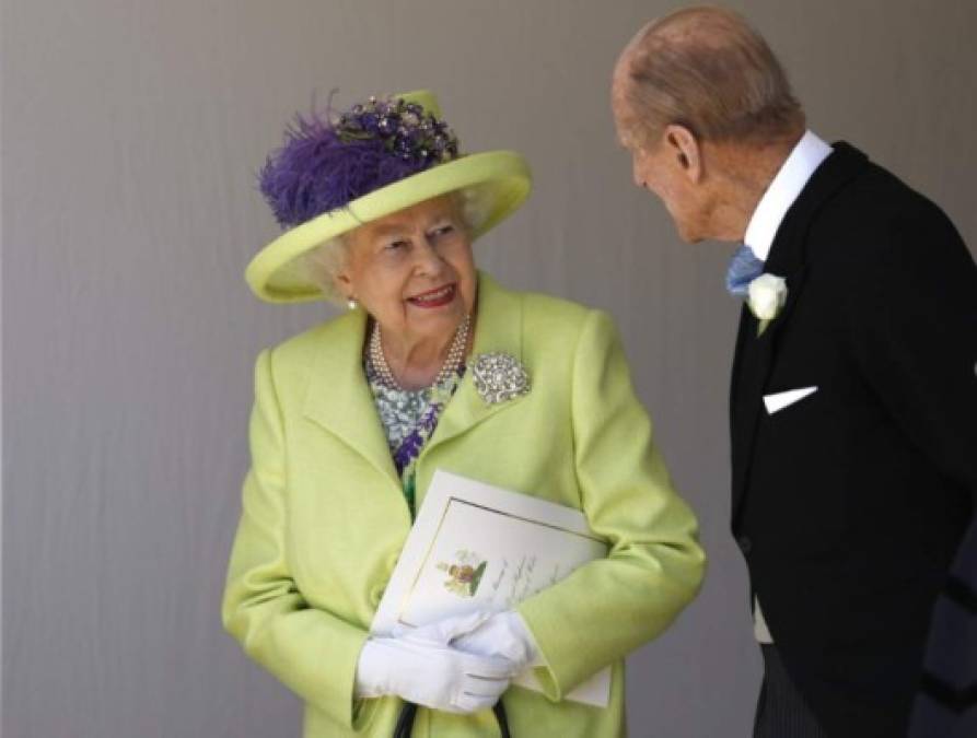 'La reina nunca puede decir algo así como 'Me duelen los pies, no puedo andar más', así que ejerce su derecho a estar cómoda en los actos públicos' / AFP PHOTO / POOL / Alastair Grant