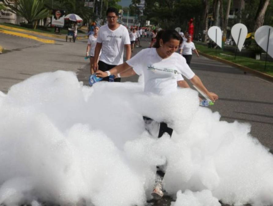 Centenares de sampedranos se dieron cita esta mañana a la avenida circunvalación de San Pedro Sula para participar de la actividad 'Un reto para valientes' y dar su apoyo a la Fundación Hondureña para el Niño con Cáncer.