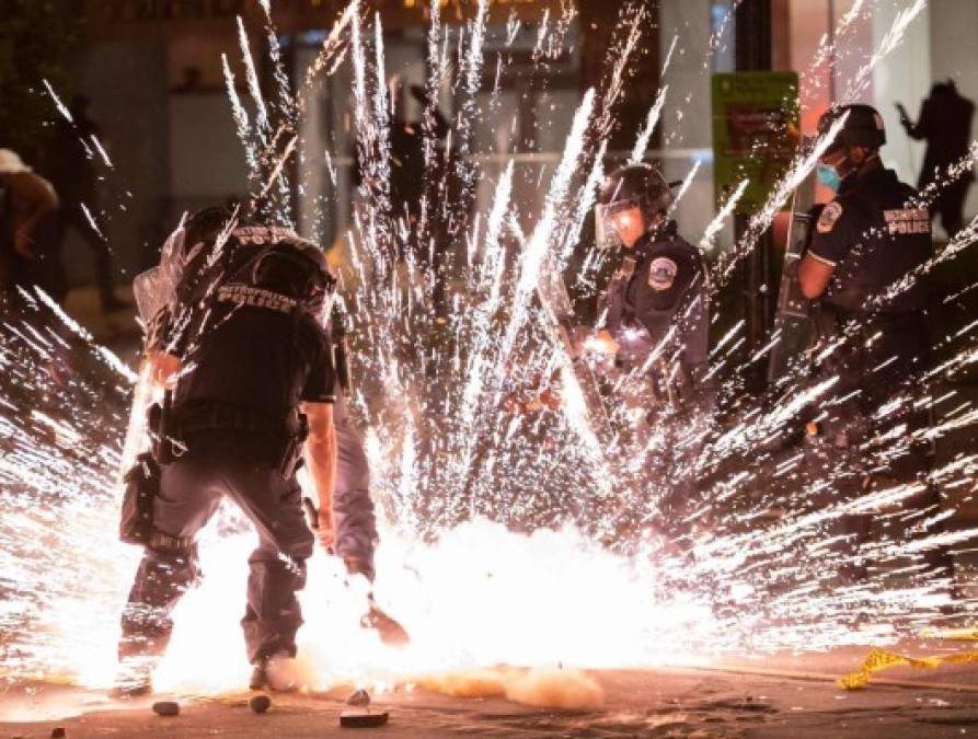 Enfrentamientos entre manifestantes y policías sacuden este fin de semana varias grandes ciudades de Estados Unidos, a pesar de los toques de queda decretados para detener los disturbios que estallaron tras la muerte de un afroestadounidense a manos de la policía el pasado lunes.