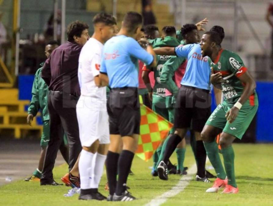 Yustin Arboleda también celebró su gol con el técnico Héctor Vargas.