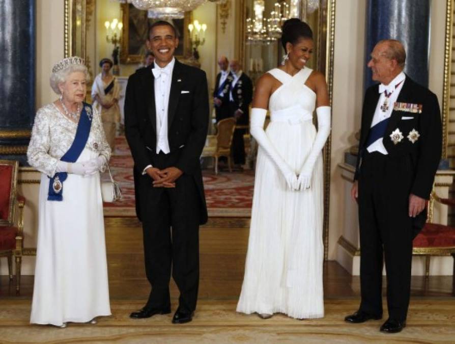 En esta foto de archivo tomada el 24 de mayo de 2011, la reina Isabel II de Gran Bretaña (izquierda) y el presidente estadounidense Barack Obama (segunda izquierda) posan con la primera dama estadounidense Michelle Obama (segunda derecha) y el príncipe Felipe (derecha), duque de Edimburgo, en la Sala de Música del Palacio de Buckingham antes de un Banquete de Estado el 24 de mayo de 2011 en Londres, Inglaterra.