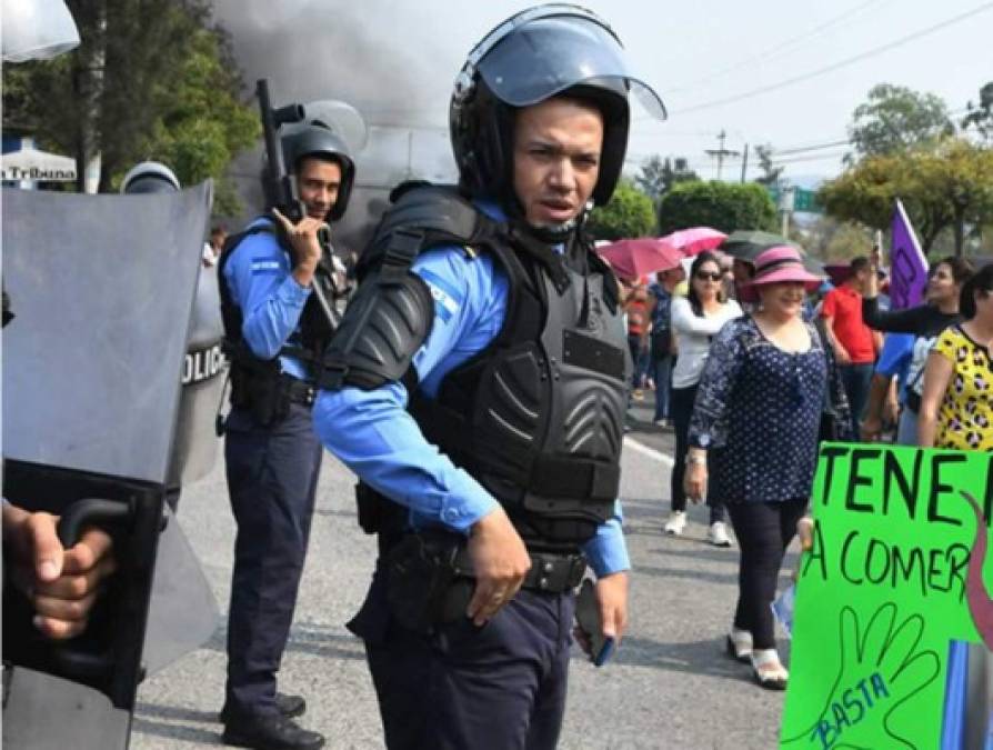Durante las marchas en varias ciudades del país, la policía se mantuvo vigilante ante cualquier situación.
