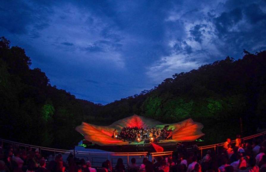 BRASIL. Talentos para rescatar el amazonas. El escenario flotante de Amazonia Live: Rock en Río reunió a decenas de artistas con el objetivo de plantar un millón de árboles en el Río Negro.