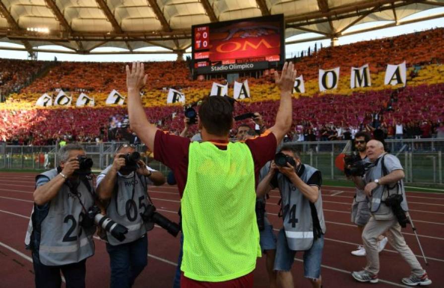 Antes del partido frente al Génova, la Curva Sur, donde se sitúan los ultras de la Roma, desplegó un mosaico con un mensaje claro: 'Totti es la Roma'. FOTO AFP.