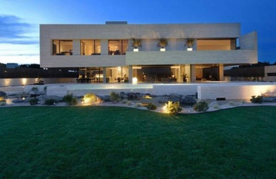 La casa de Cristiano Ronaldo. Esta mansión se encuentra ubicada en Madrid, tiene cinco habitaciones tipo 'suite' y se dice que la habitación de CR7 es de aproximadamente 50 metros cuadrados.