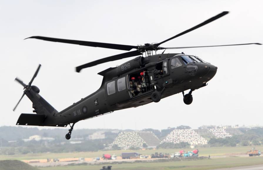 Precisó que empleará helicópteros del tipo Black Hawk y C 130. “Se desplegarán en puntos conflictivos a lo largo de la frontera para interceptar, repeler y devolver a los migrantes que intenten entrar ilegalmente en Texas”, dijo.
