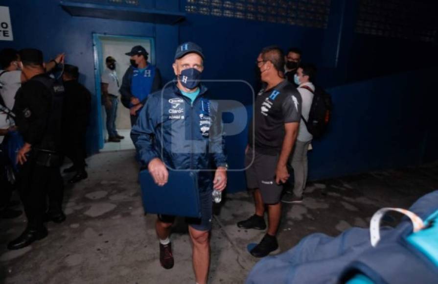 Honduras tenía contemplado realizar el reconocimiento del césped del Cuscatlán. Sin embargo, las autoridades de la instalación 'desaparecieron' al momento que la Bicolor arribó al estadio y no había nadie disponible para poder encender el alumbrado.