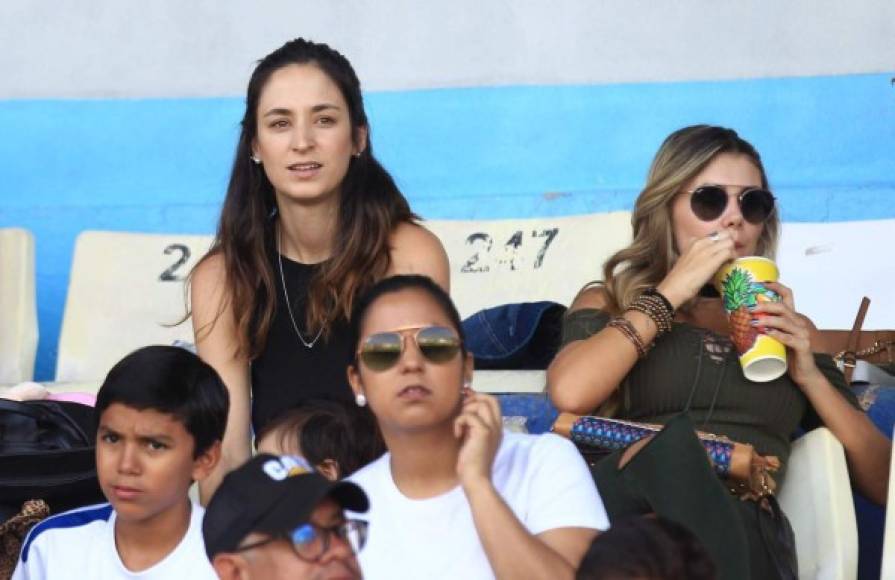 La bella Magali Sanjurjo (derecha) es la novia del futbolista uruguayo del Olimpia, Guillermo Chavasco, y estuvo apoyando a su novio en el estadio Nacional durante el clásico.