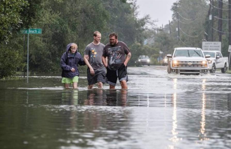 El lento desplazamiento de la tormenta ha hecho que las lluvias sean más graves en el este de Alabama y el oeste de Georgia, después de que llegó al límite de Alabama y Florida con vientos de 165 kilómetros por hora anegando barrios enteros y forzando la evacuación de cientos de residentes.