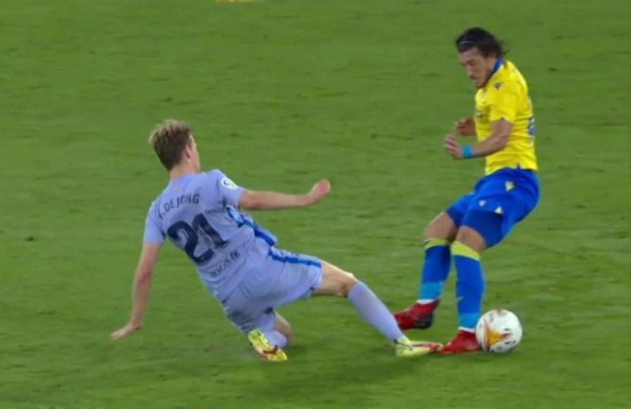 Frenkie de Jong vio la segunda tarjeta amarilla por esta falta contra Luis Alfonso 'Pacha' Espino. Una decisión arbitral que fue muy protestada por el Barcelona.