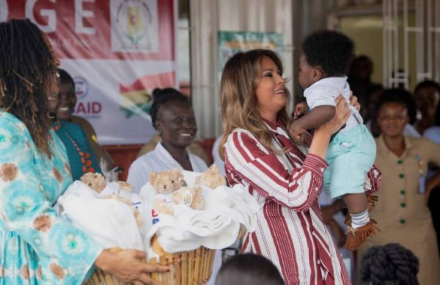La exmodelo visitó con semblante relajado un hospital en la capital de Ghana, Accra, donde saludó a las madres y sus recién nacidos.