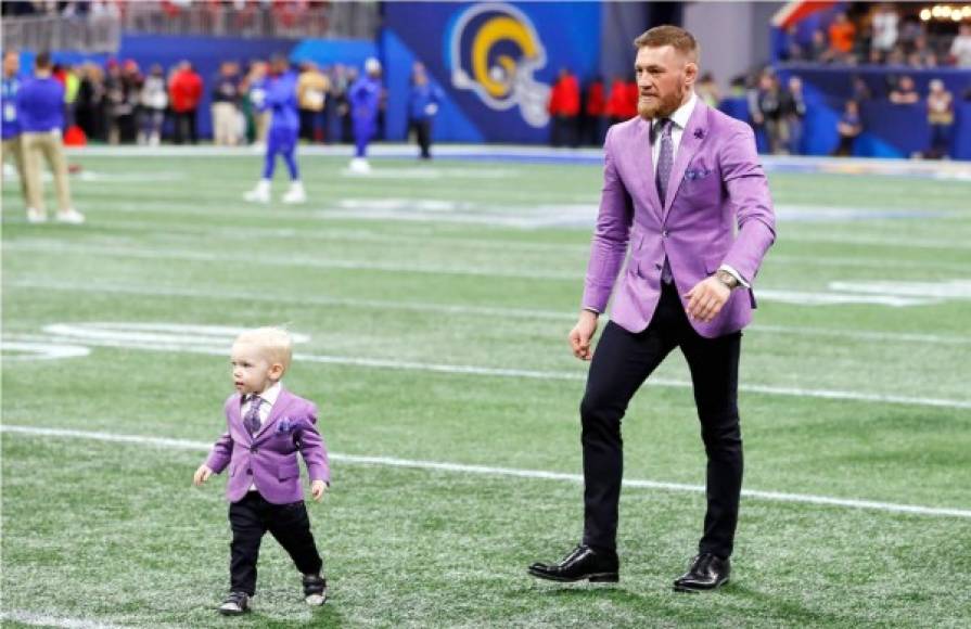 Conor McGregor, quien vestía un llamativo traje púrpura, estuvo acompañado de su hijo, quien vestía idéntico al peleador de MMA.