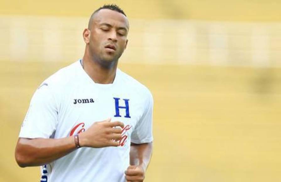 Víctor Salvador Bernárdez comenzó su carrera profesional en el fútbol en el 2003 jugando para el Club Deportivo y Social Vida. Luego por clubes como Motagua, Anderlecht, Lierse, Indios de Ciudad Juárez, San José Earthquakes y por supuesto varios encuentros con la camiseta de Honduras.