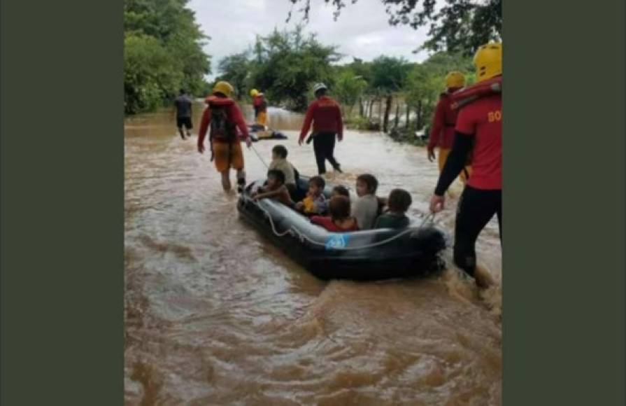 Desde que iniciaron las fuertes lluvias han arriesgado hasta su propia vida por salvar a niños y adultos.