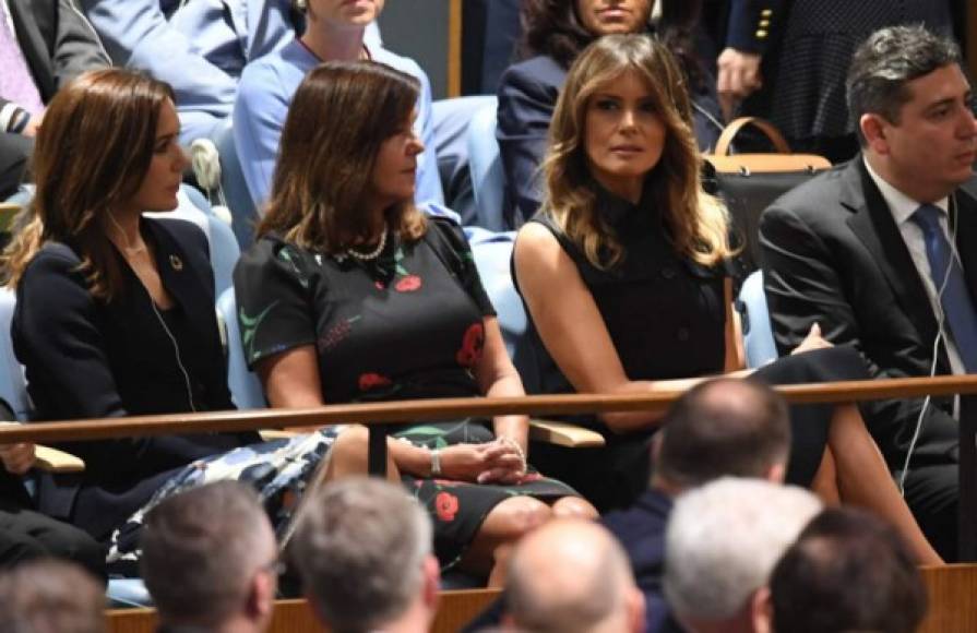 Melania observó atenta el discurso de Trump, junto a Karen Pence, esposa del vicepresidente estadounidense, Mike Pence.