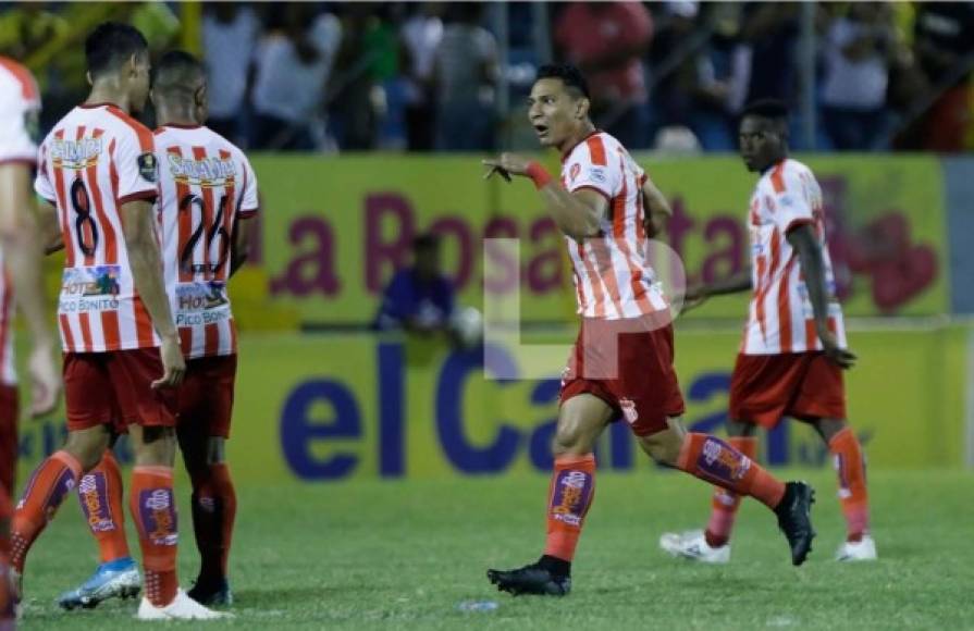 Carlos Sánchez hizo el segundo gol del Vida.