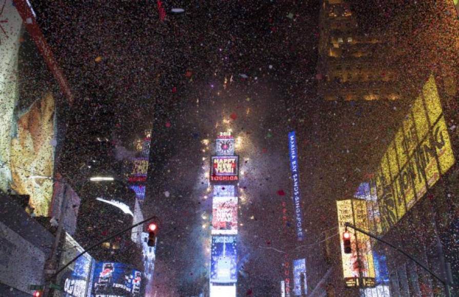 Una brillante bola de cristal descendió en medio de una lluvia de confeti y fuegos artificiales mientras los asistentes recibieron 2018 en una gélida Times Square en la segunda celebración más fría desde que hay registros.