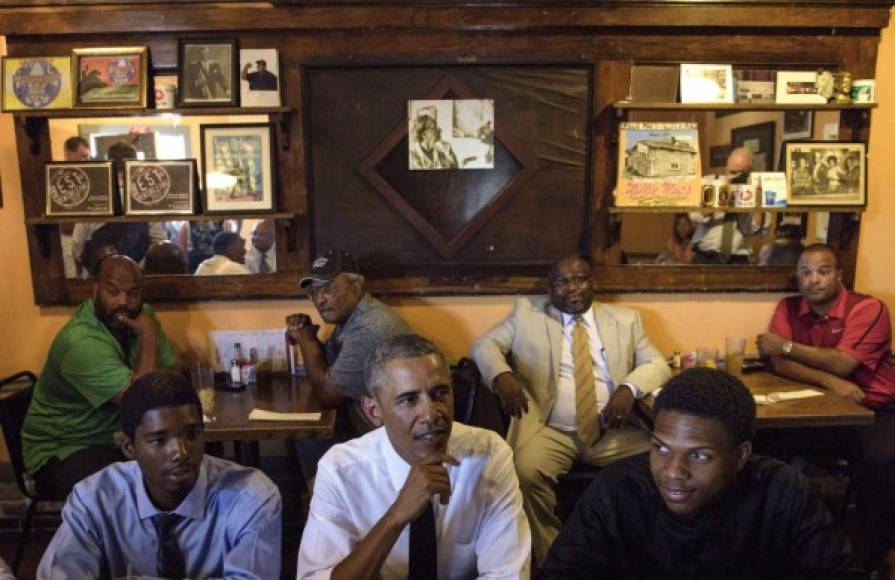 Obama almorzó en el restaurante Willie Mae's Scotch House, famoso por su pollo frito, con el alcalde de la ciudad, el congresista Cedric Richmond y un grupo de jóvenes del lugar.