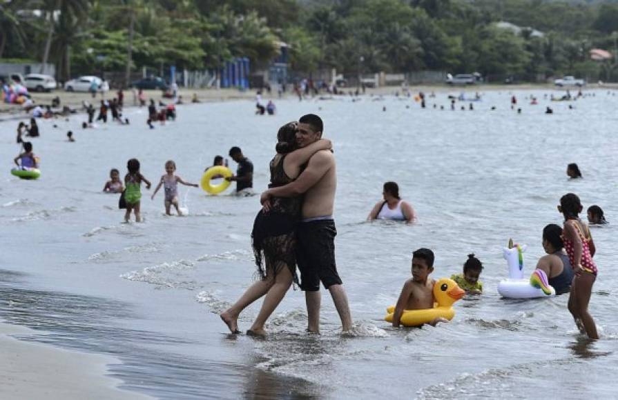 Las cámaras también captaron a una romántica pareja abrazándose en las paradisiacas playas de Puerto Cortés. (AFP)