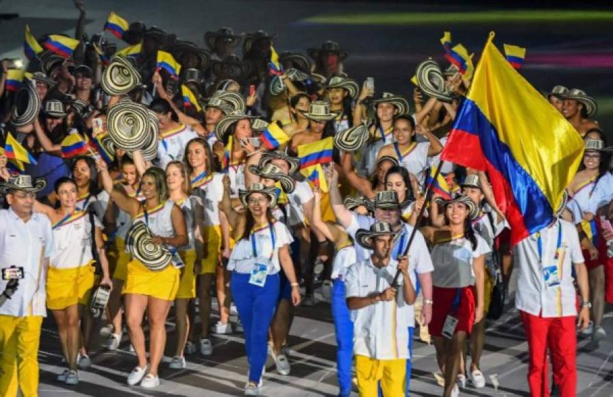 Momento en el que hacía su ingreso la delegación de Colombia para el desfile.