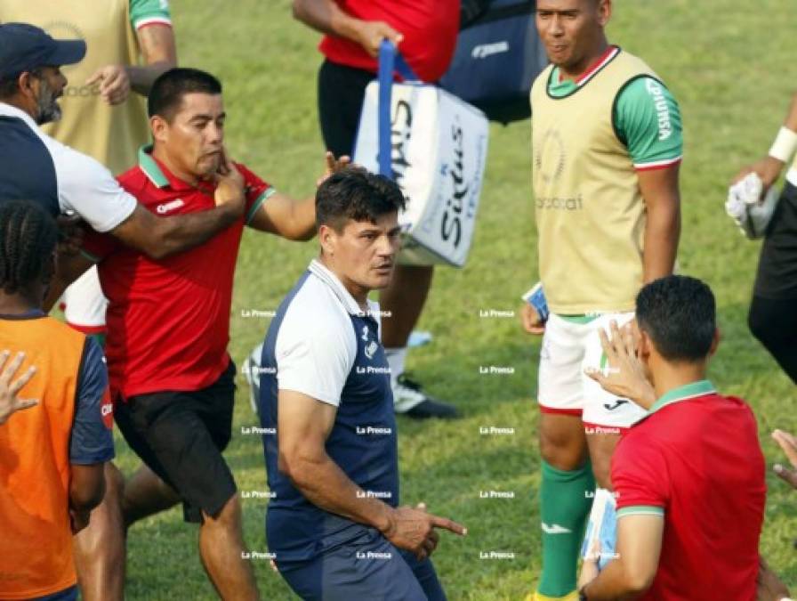 Víctor Coello, preparador de porteros del Marathón, le pide calmarse a Hugo Caballero.