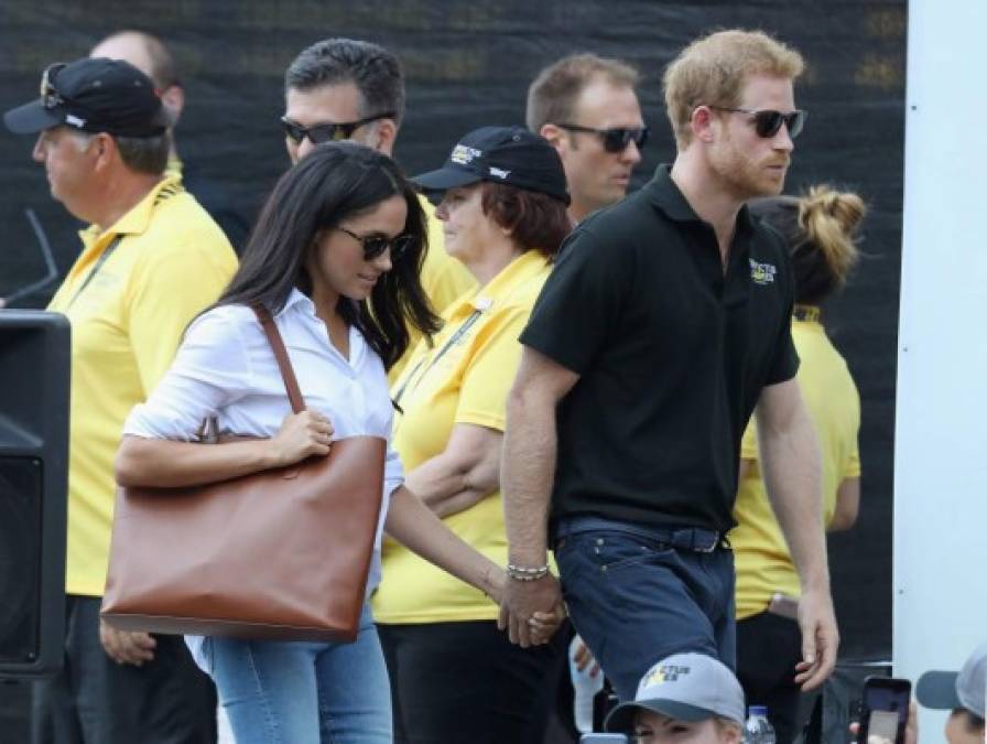 Harry también aprovechó los Juegos Invictus para oficializar su relación con la actriz Meghan Markle, con quien apareció por primera vez en público.