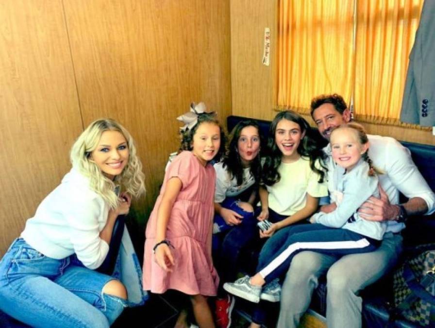 Gabriel Soto desmintió estás versiones publicando varias fotos de Irina Baeva conviviendo con sus dos hijas. <br/><br/>Después de esto Geraldine explicó ante los medios que su hija Elisa “ha estado muy afectada” y que recientemente había llorado, pues se encontró con su papá y su nueva pareja por causalidad en un centro comercial y Soto la obligó a que saludara a Irina.<br/><br/>MIRA: <a href='https://www.laprensa.hn/espectaculos/1336178-410/geraldine-bazan-podr%C3%ADa-demandar-gabriel-soto-defender-hijas-irina-baeva' style='color:red;text-decoration:underline' target='_blank'>Geraldine Bazán podría demandar a Gabriel Soto para defender a sus hijas de Irina Baeva</a><br/>