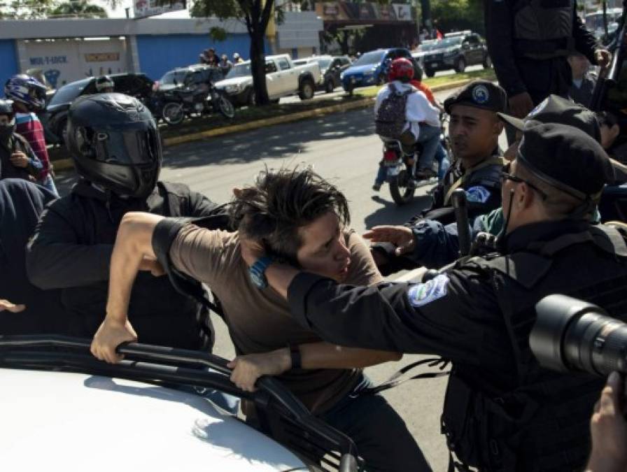 Desde la madrugada de este domingo contingentes policiales de operaciones especiales, antimotines y grupos afines al Gobierno se desplegaron en distintos puntos de Managua, especialmente en la vía por donde se anunció que pasaría la manifestación, para impedirla.