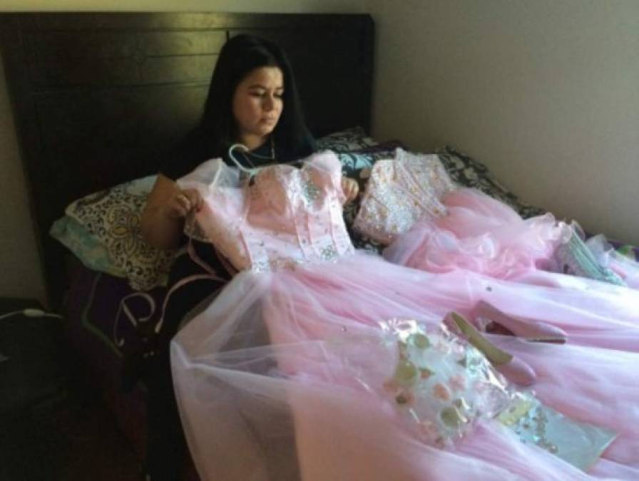 María Reyes contempla con lágrimas el vestido de quinceañera que su hija Damaris iba a usar para celebrar su cumpleaños el pasado 28 de enero. La fiesta nunca se celebró, Damaris desapareció el 10 de diciembre y su cuerpo fue descubierto casi dos meses después con señales de tortura cerca de un parque industrial en Springfield, Virginia. La madre salvadoreña, residente en Maryland, relató que en 2012, fue contactada por pandilleros de la MS-13 para solicitarle un pago mensual de 500 dólares para respetar la vida de su hija Damaris Reyes Rivas, que vivía en El Salvador con su abuela.