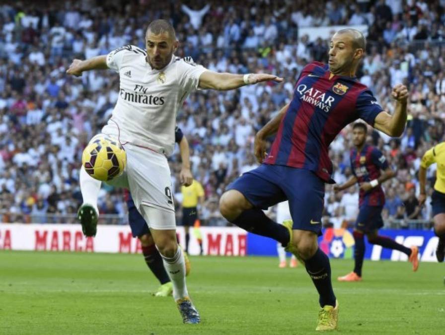 Karim Benzema y Javier Mascherano disputando el balón.