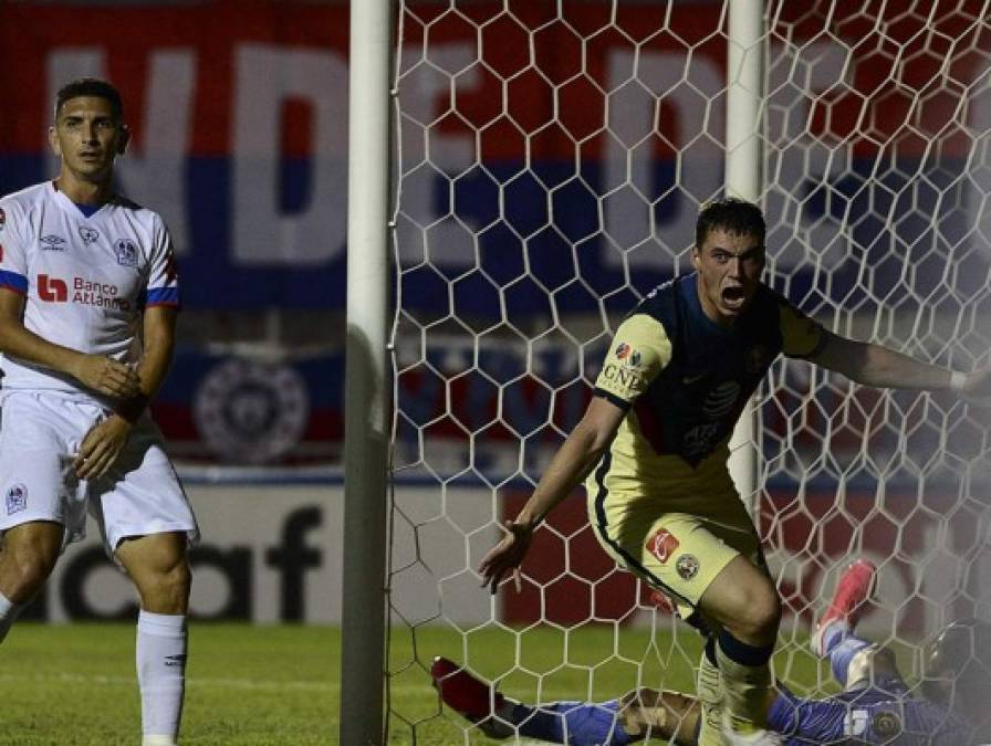 Cuando mejor jugaban los blancos, apareció el poderío de los mexicanos. Mauro Laínez desbordó por la banda izquierda, entró al área e hizo un centro venenoso, Federico Viñas llegó puntual a la cita y puso de cabeza el 1-0 a los 41.