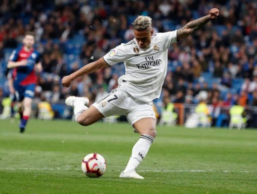 Mariano Díaz: El delantero de 25 años ha decepcionado en la presente campaña y no entra en los planes de Zidane. Es uno de los que se irá del club blanco.