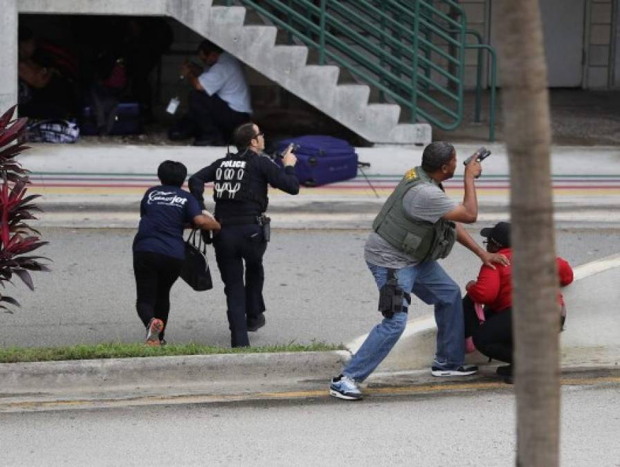 Agentes de seguridad tratan de sacar a las personas que quedaron atrapadas en las inmediaciones del lugar en el que se produjo el tiroteo.