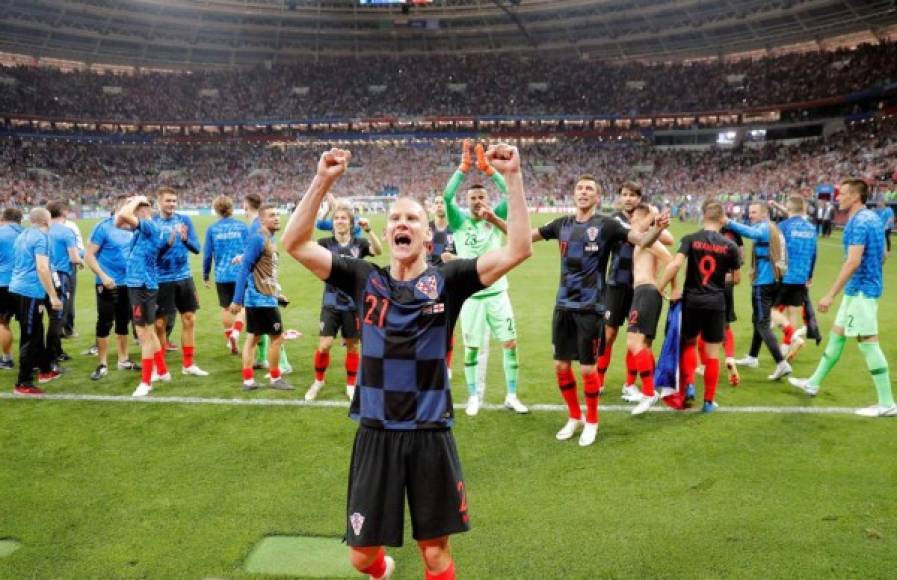 El defensa Domagoj Vida y en el fondo los demás jugadores croatas celebrando con sua aficionados.