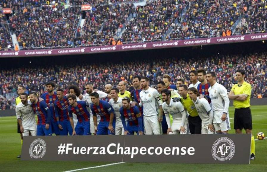 Las muestras de condolencia llegaron desde España cuando los jugadores del Real Madrid y del Barcelona se juntaron en un minuto de silencio en honor a las víctimas de la tragedia.