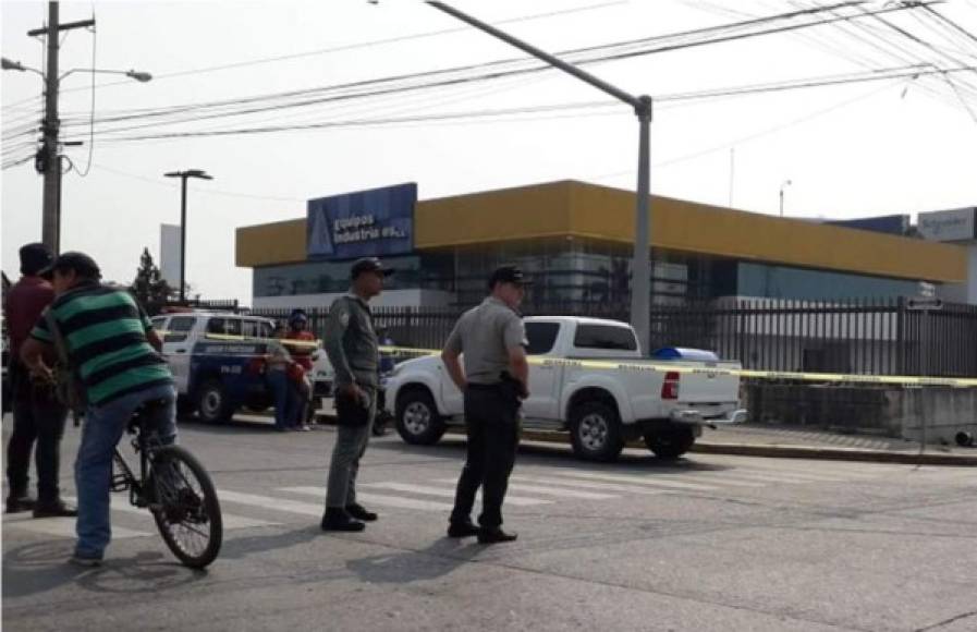 Acribillaron este viernes a un motociclista en la 27 calle de San Pedro Sula mientras esperaba el cambio del semáforo en la 27 calle, 3 avenida, dos cuadras al sur las instalaciones de Aguas de San Pedro. La víctima fue identificado como Samuel Alexander Navas (26).<br/>