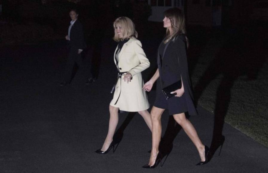 La primera dama se atrevió a mostrar sus tonificadas piernas con un elegante vestido de Givenchy.
