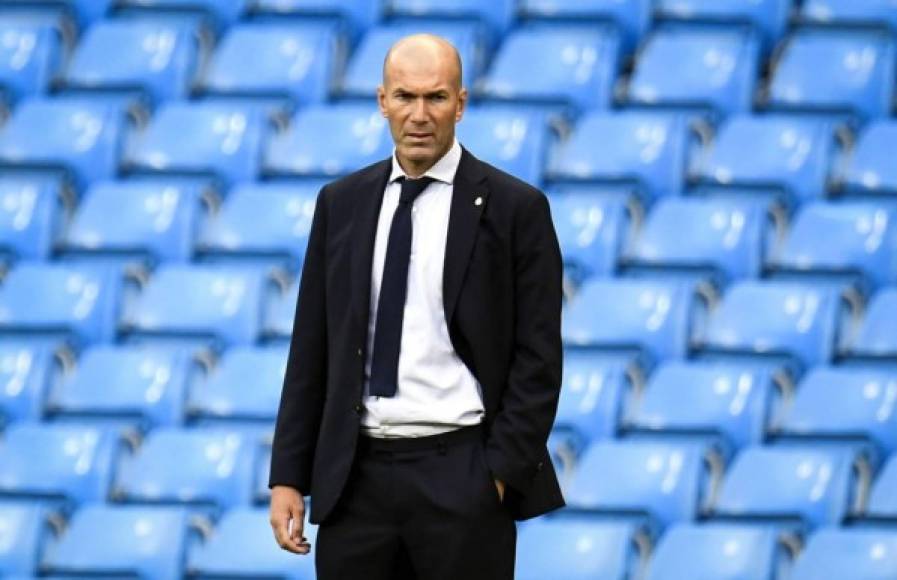 Zinedine Zidane habló sobre su futuro en rueda de prensa tras caer eliminado en la Champions League ante el Manchester City. El entrenador del Real Madrid puso en duda su continuidad. 'Yo estoy aquí. Soy el entrenador del Madrid hasta que pase algo. No hay más preguntas que hacer en este sentido', declaró.