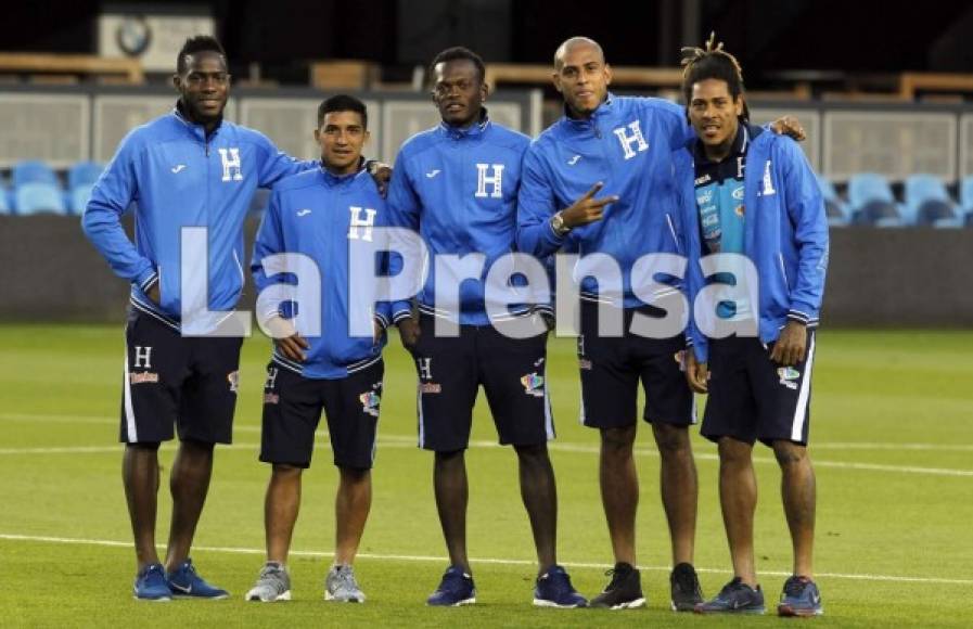 Maynor Figueroa, Michael Chirinos, Félix Crisanto, Eddie Hernández y Henry Figueroa posan en el césped del Avaya Stadium.