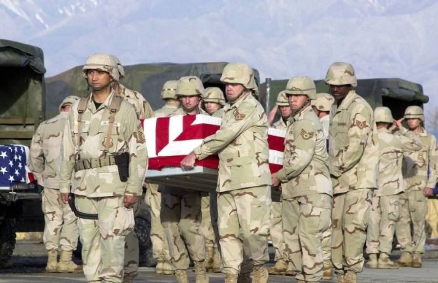 Según el Departamento de Defensa de EUA, 2.394 militares y funcionarios civiles del Pentágono, han muerto en Afganistán y los países aledaños desde 2001. El pico de muertos se alcanzó entre 2009 a 2012, pero los ataques continúan, especialmente de parte de soldados afganos que disparan contra sus instructores y consejeros.