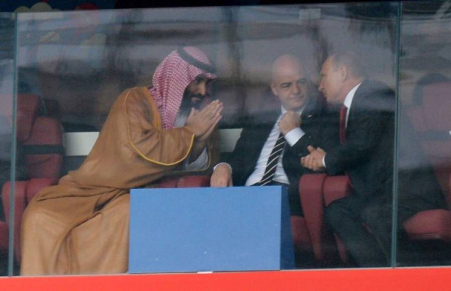 Sin embargo, tras el cuarto gol de la Selección rusa contra Arabia, las cámaras no tardaron en dirigirse hacia el palco del estadio Luzhniki, donde se encontraba el mandatario ruso y el príncipe Salmán que realizó este llamativo gesto.