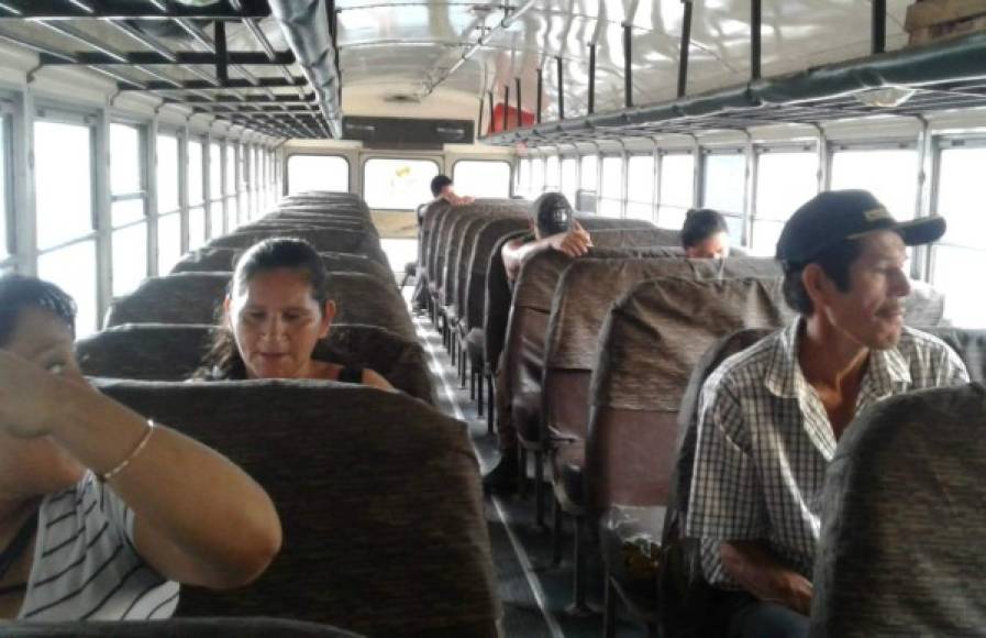 Con pocos pasajeros salió un bus en la mañana de este jueves en la terminal de buses de San Pedro Sula.