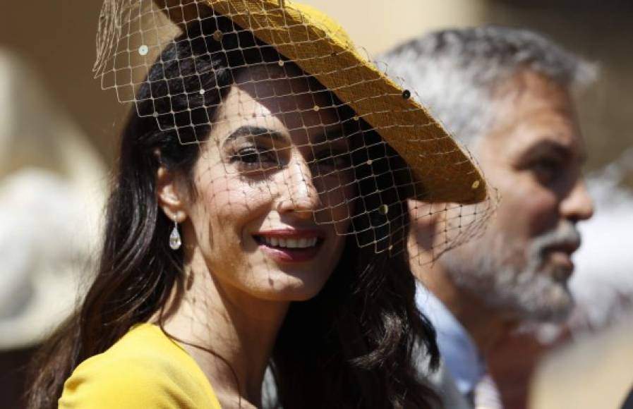 Entre los sombreros más exóticos usados por la realeza británica, Amal usó uno bastante modesto, pero muy acertado.<br/>