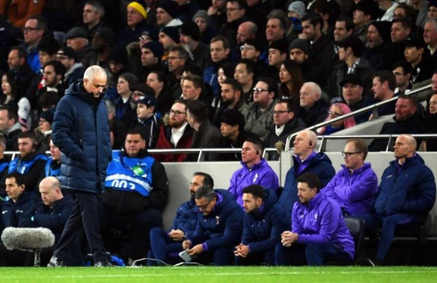 Mourinho, cabizbajo caminando por el banquillo. Foto EFE