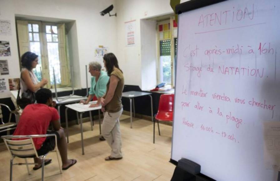 Los voluntarios toman turnos de 24 horas para enseñar español a los inmigrantes y compartir con ellos diversas actividades.