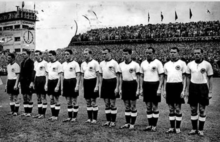 Mundial de Suiza 1954 - Alemania lograría su primer Mundial en el año 1954, una cita disputada en Suiza, y lo hizo imponiéndose a la Hungría de Ferenc Puskas en una gran remontada. Los húngaros empezaron venciendo 0-2 en los primeros diez minutos, pero Alemania logró darle la vuelta al marcador para acabar venciendo 3-2.