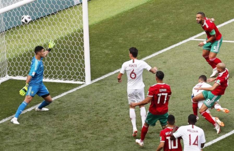 CR7 silenció primero alos hinchas de Marruecos que le gritaban Messi con un gol en el minuto 4.