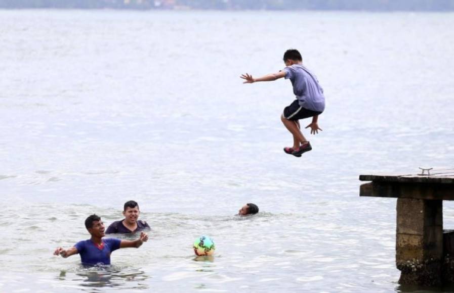 Cientos de veraneantes disfrutaron ayer de las playas de Omoa y Puerto Cortés, las que lucieron limpias y seguras, algo que según los vendedores, es solo el preludio de la alta concurrencia que habrá en estos municipios durante en Semana Santa.