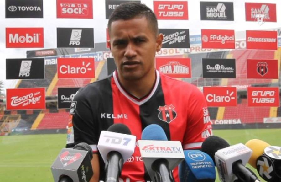 Roger Rojas habló en Costa Rica sobre su futuro luego de que se ha conocido que tiene ofertas de la Liga de Irán. 'Voy a tomar las ofertas con calma mientras no exista una buena opción para el equipo. Yo no quiero ser un mal agradecido porque si voy a ganar, quiero que también gane la Liga', dijo.